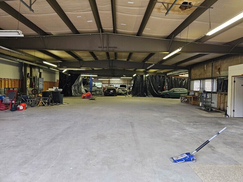 More Photos Of 614 S Grove St, Hendersonville Industrial For Sale