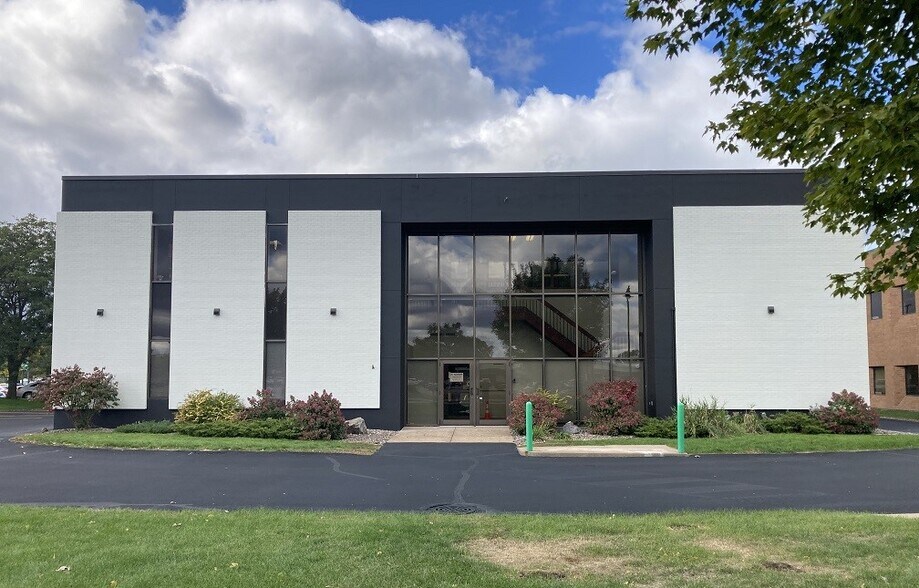 More Photos Of 1107 Regis Ct, Eau Claire Office For Lease