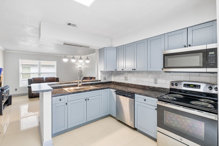 More Photos Of 7919 Lakeshore Dr, Tampa Multifamily For Sale