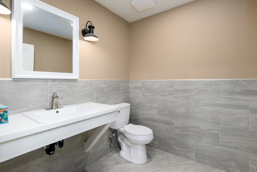 More Photos Of 1595 Walter St, Ventura Warehouse For Lease