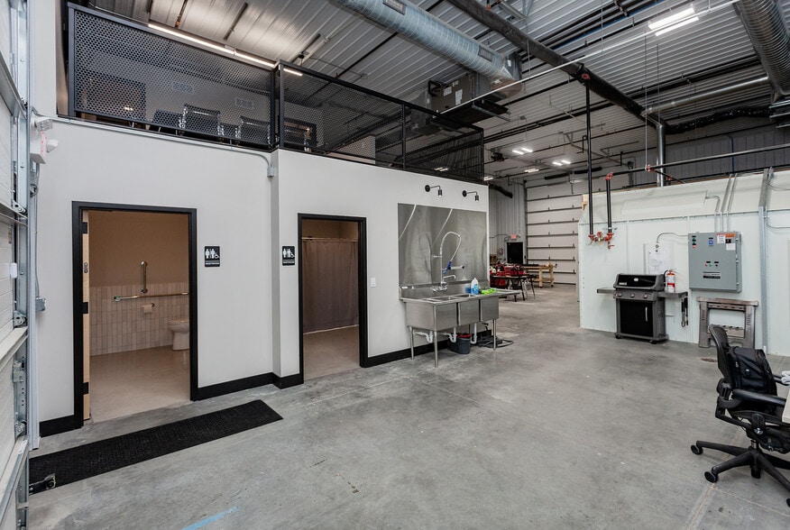 More Photos Of 7640 SW 22nd St, Des Moines Industrial For Sale