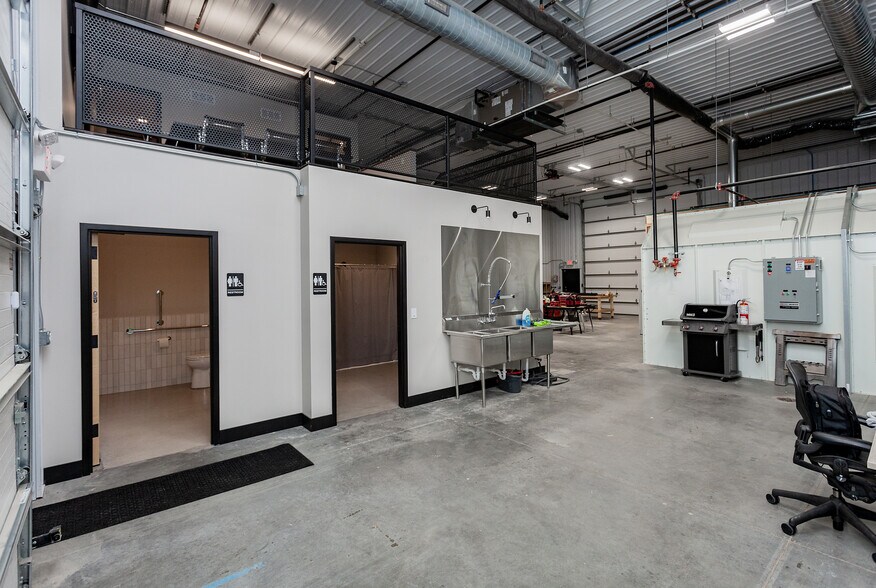 More Photos Of 7640 SW 22nd St, Des Moines Industrial For Sale