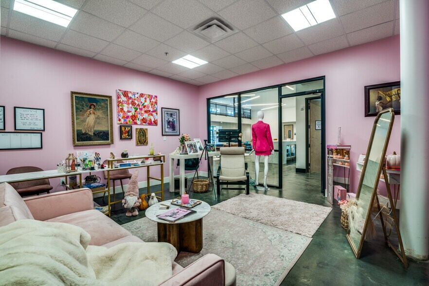 More Photos Of 2661 Midway Rd S, Carrollton Showroom For Lease