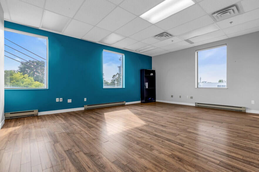 More Photos Of 4890-4898 Boul Taschereau, Longueuil General Retail For Sale