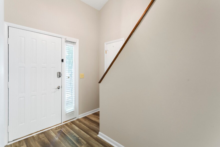 More Photos Of 400 Foxfire Ct, Seneca Apartments For Sale