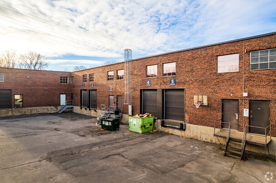 More Photos Of 8411-8451 Ch Dalton, Mont-Royal Warehouse For Lease
