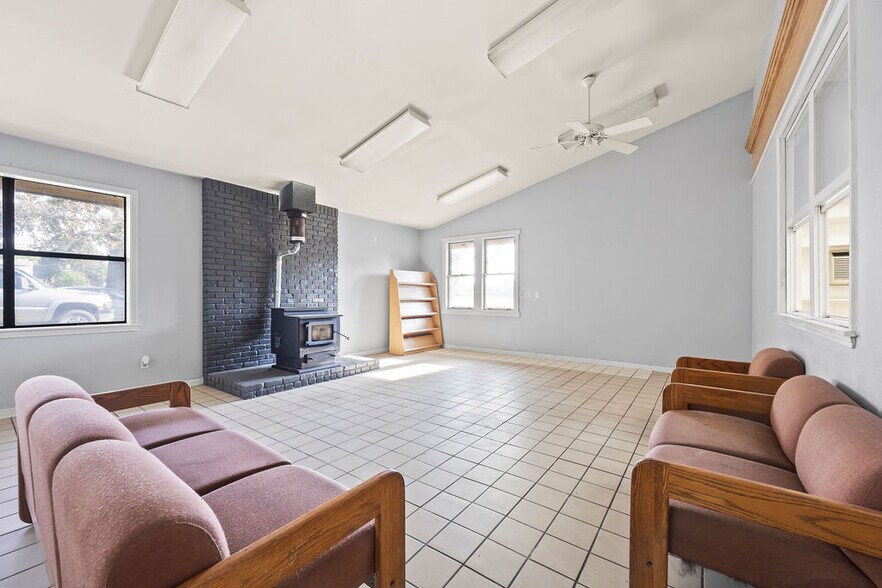 More Photos Of 121 S Nelson Ave, Gentry Light Manufacturing For Lease