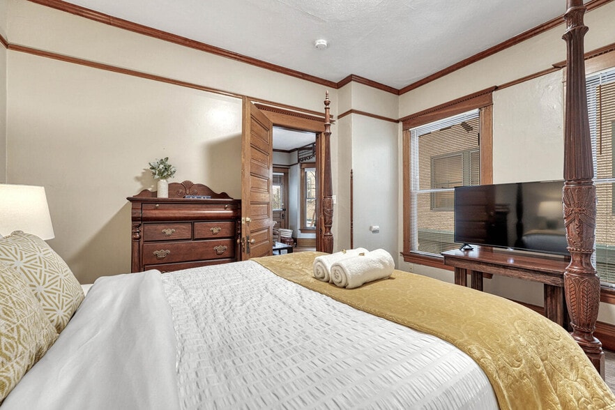 More Photos Of 6 Boulder Crescent St, Colorado Springs Hotel For Sale