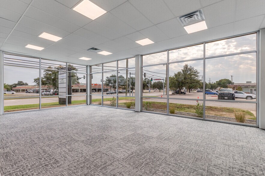 More Photos Of 2824 Valley View Ln, Farmers Branch Medical For Sale