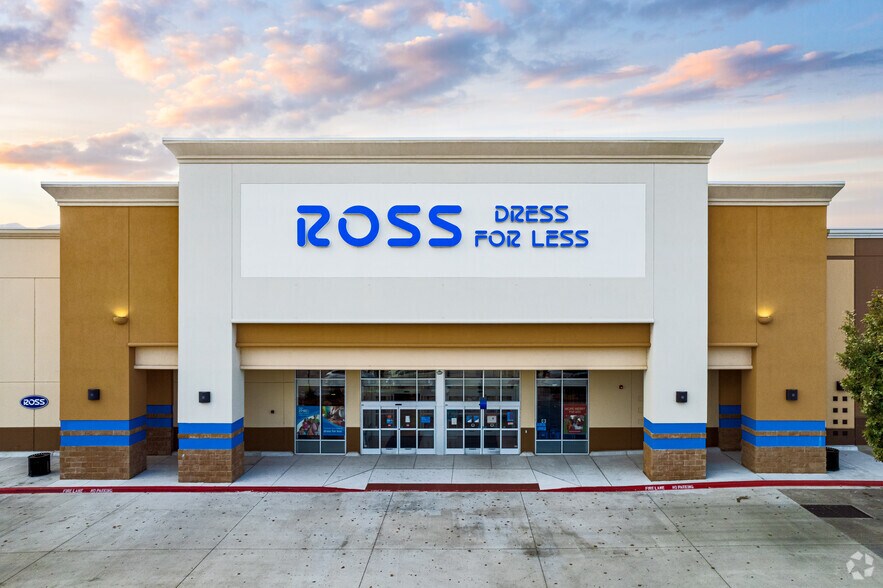 More Photos Of 360-420 E Round Grove Rd, Lewisville Unknown For Lease