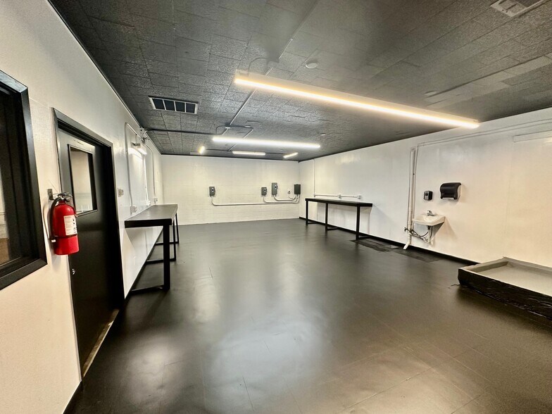 More Photos Of 210 Gravel St, Seguin Warehouse For Lease