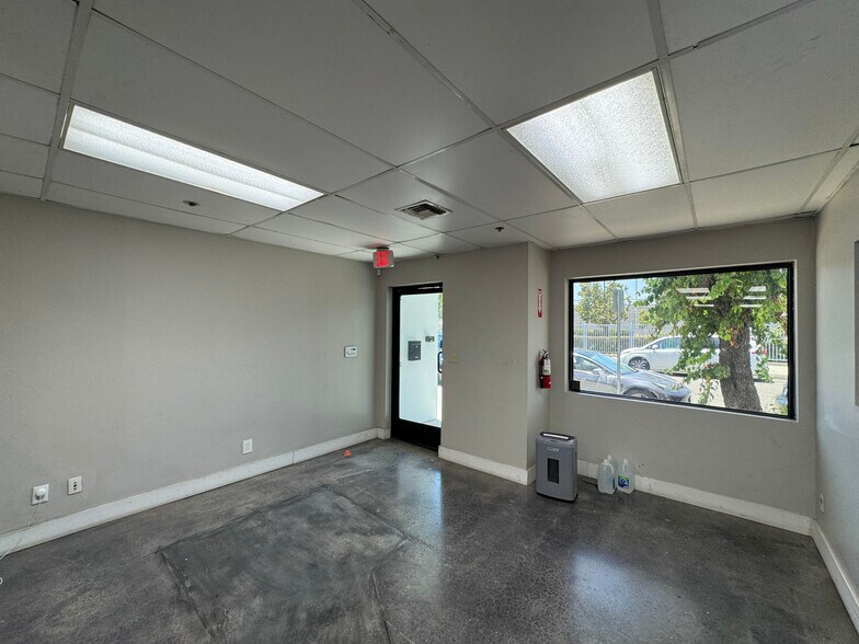More Photos Of 2840 N Naomi St, Burbank Manufacturing For Sale