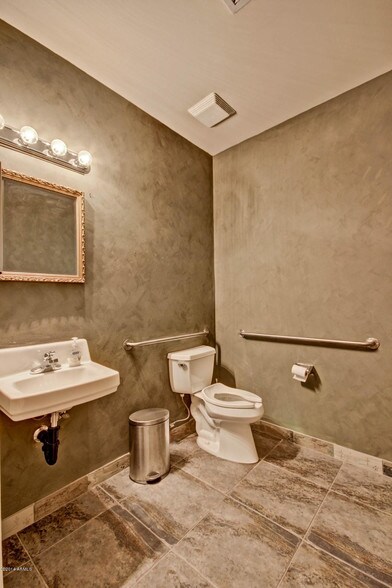More Photos Of 16853 E Palisades Blvd, Fountain Hills Office For Lease