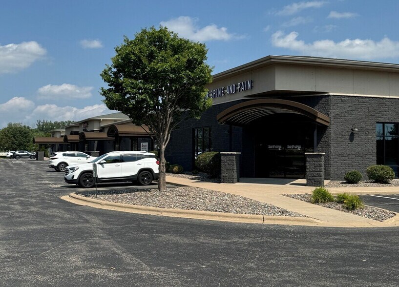 More Photos Of 1600-1688 N Casaloma Dr, Grand Chute General Retail For Lease