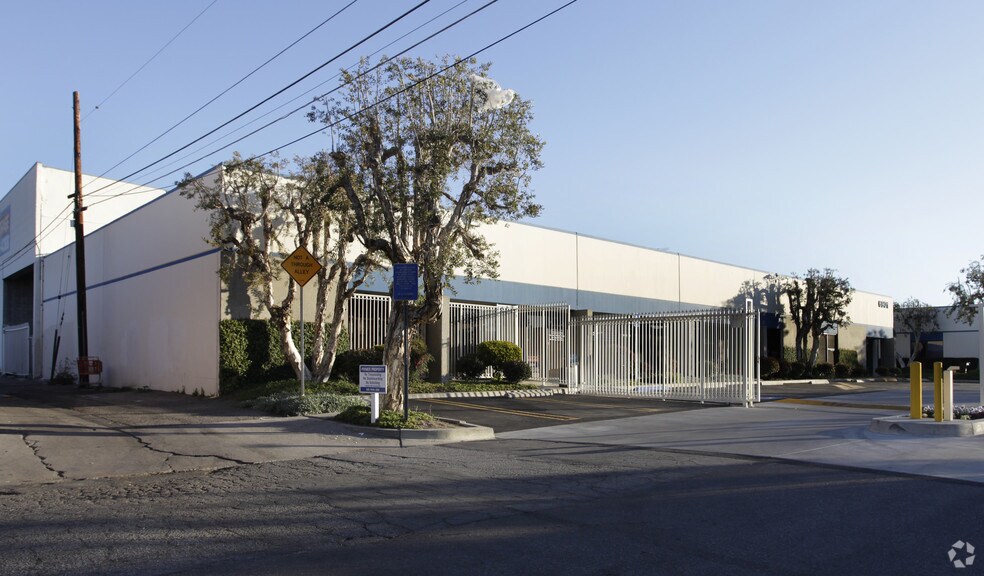 More Photos Of 6914 Canby Ave, Reseda Unknown For Lease