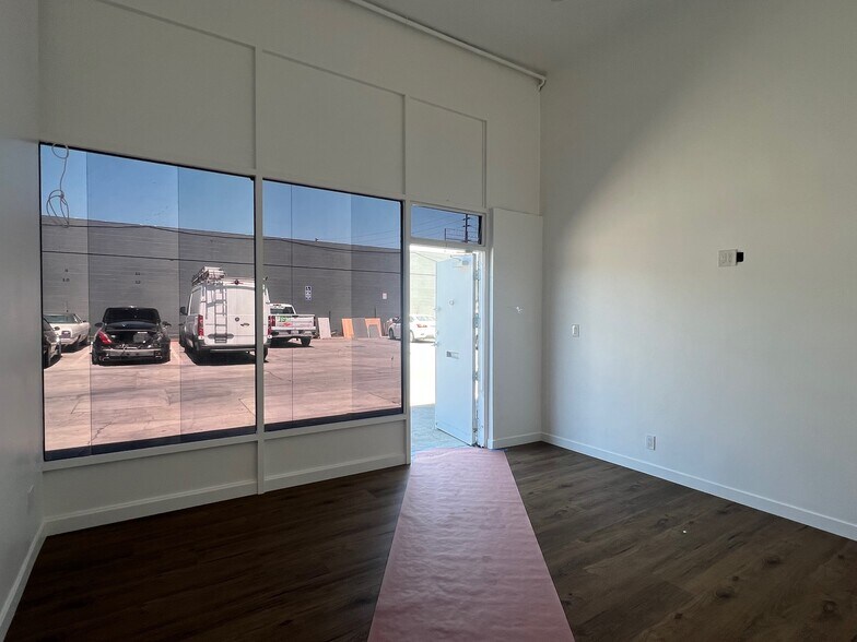 More Photos Of 7119-7125 Laurel Canyon Blvd, North Hollywood Warehouse For Lease