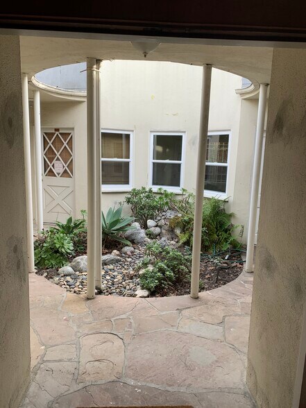 Primary Photo Of 5880 San Vicente Blvd, Los Angeles Office Residential For Lease