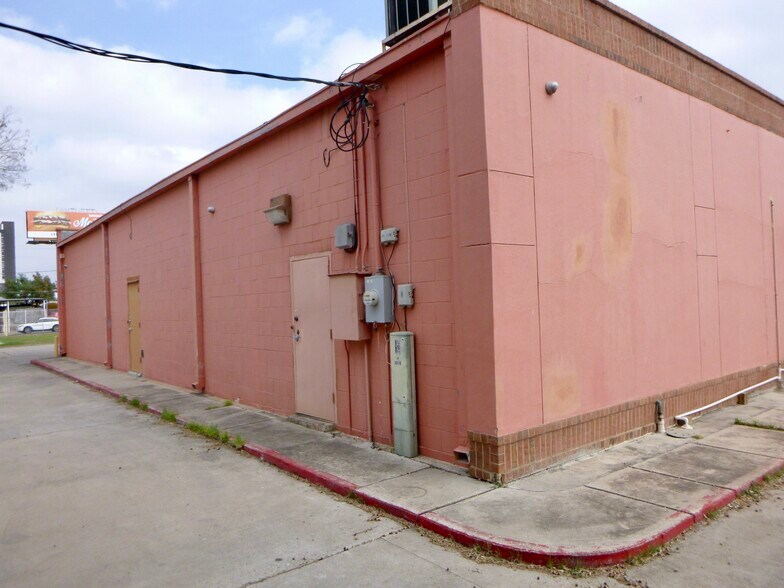 More Photos Of 2212 Santa Ursula Ave, Laredo Freestanding For Sale