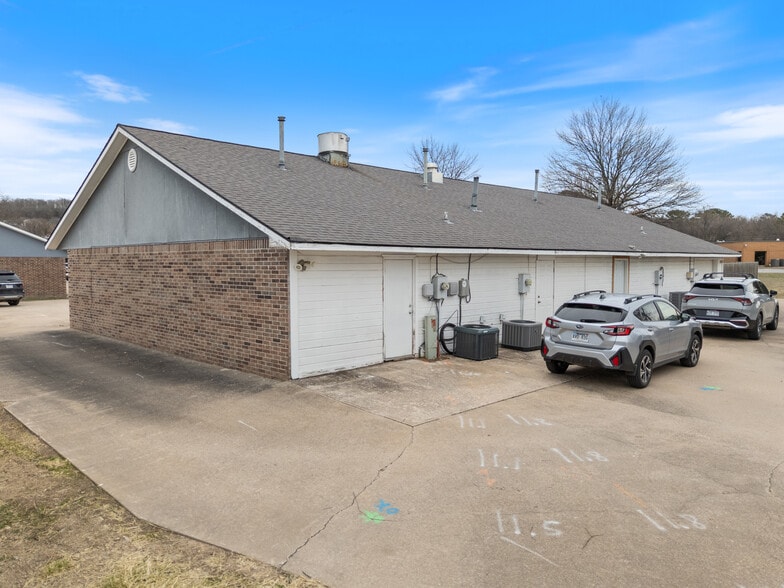 More Photos Of 79 Colt Square Dr, Fayetteville Unknown For Lease