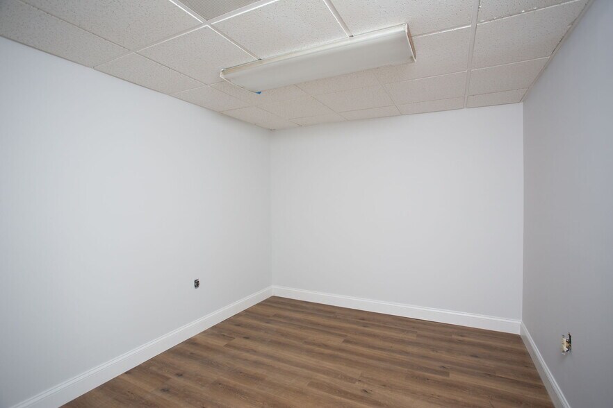 More Photos Of 384 Main st, Timberville Freestanding For Lease