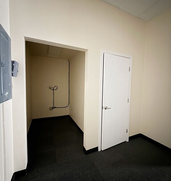 More Photos Of 333 Montano Rd NW, Albuquerque Freestanding For Lease