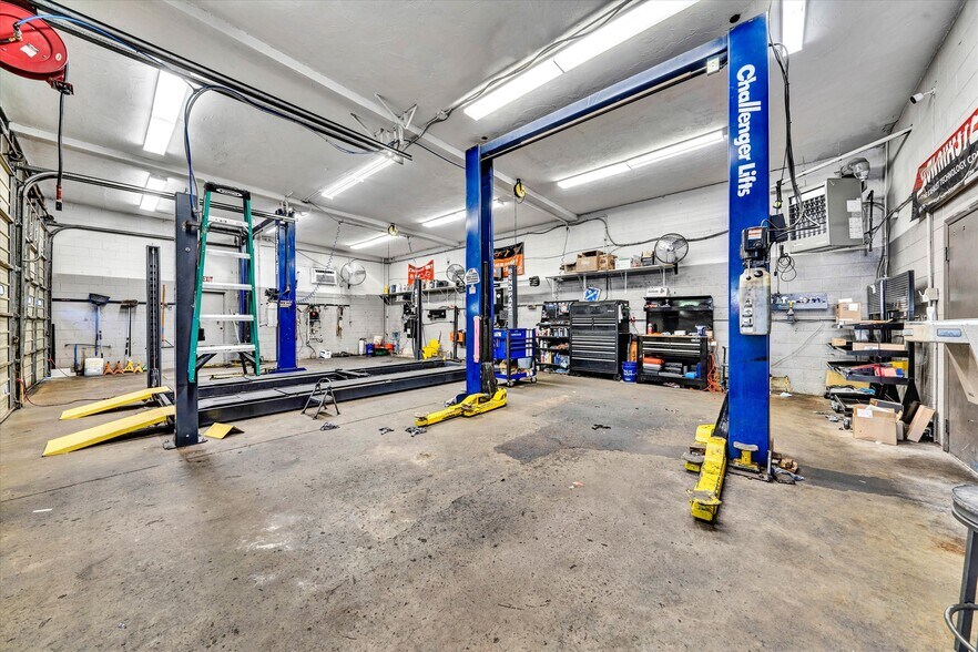More Photos Of 1474 Peters Creek Rd NW, Roanoke Auto Repair For Sale