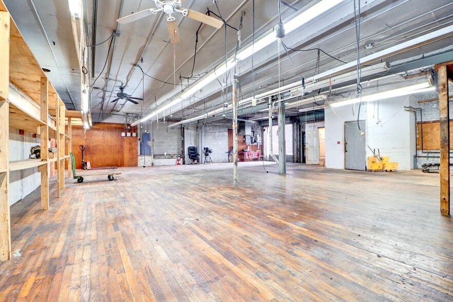 More Photos Of 1059 Wyckoff Ave, Ridgewood Flex For Lease