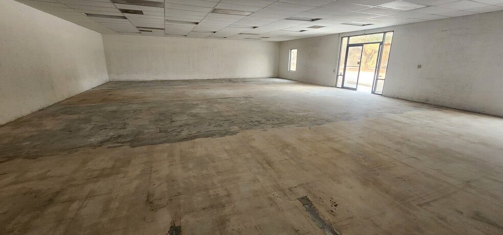 More Photos Of 284 S Center St, Pierson Auto Repair For Lease
