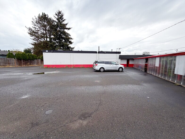 More Photos Of 1475 SE Tualatin Valley Hwy, Hillsboro Auto Dealership For Sale