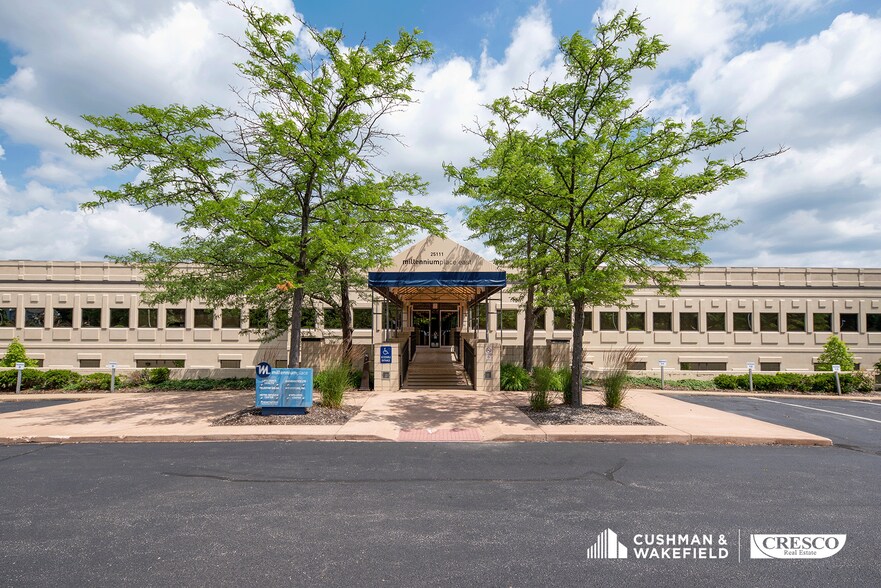 More Photos Of 25111-25175 Country Club Blvd, North Olmsted Office For Lease