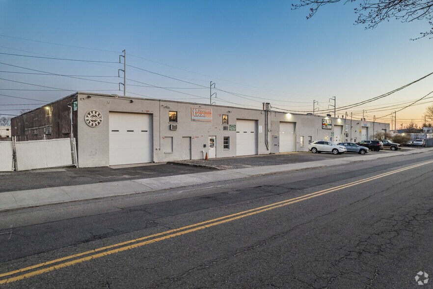 More Photos Of 130-138 Railroad St, Huntington Station Warehouse For Lease