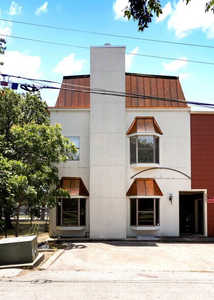 More Photos Of 4823 Broadway St, Addison Storefront Retail Office For Sale