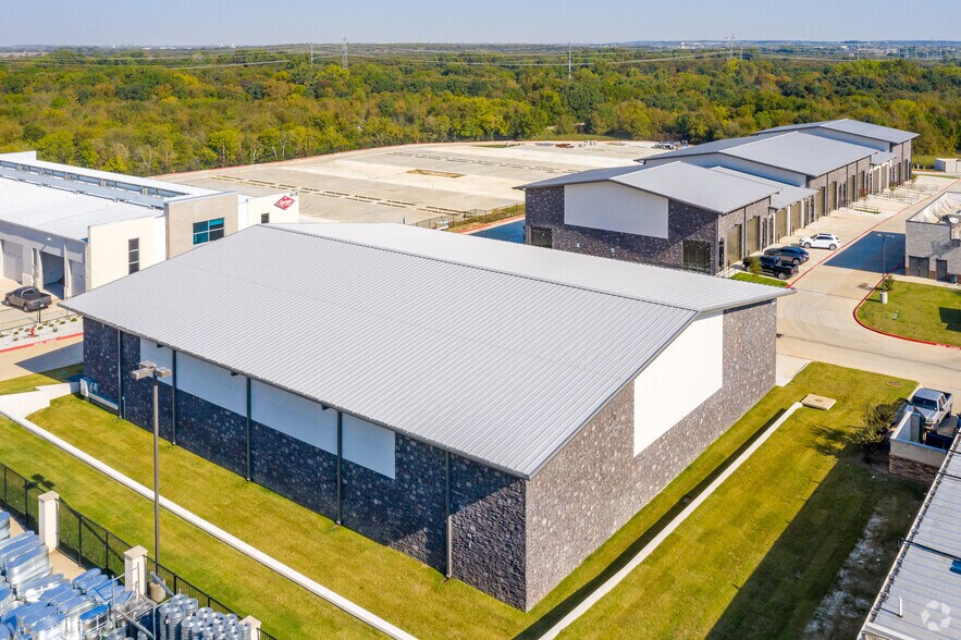 More Photos Of 1741 N Highway 377, Roanoke Showroom For Lease