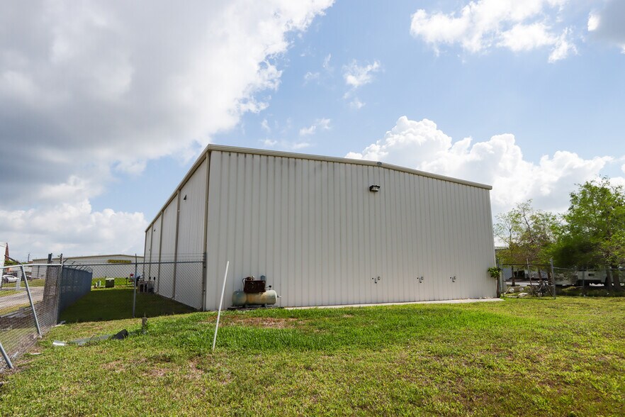 More Photos Of 11575 Marshwood Ln, Fort Myers Warehouse For Sale