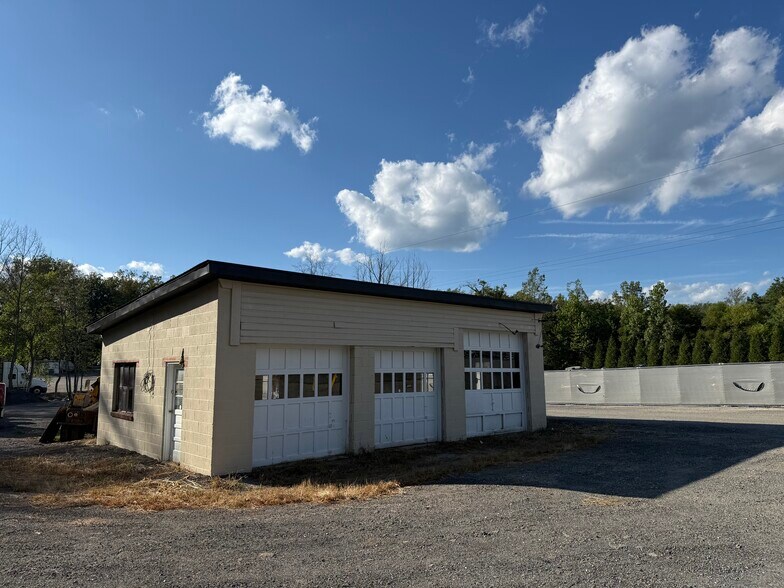 More Photos Of 12074-12086 Hall Shop Rd, Clarksville Land For Lease