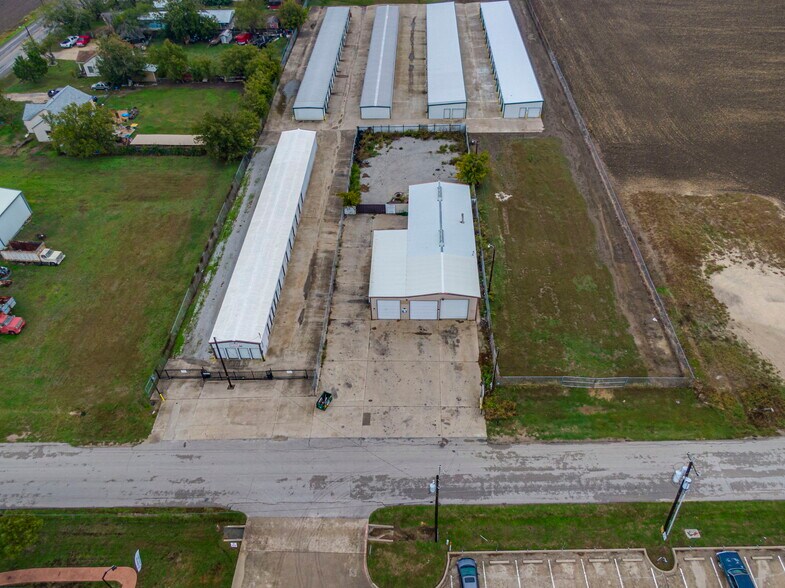 More Photos Of 108 West Gillum, Grandview Warehouse For Sale