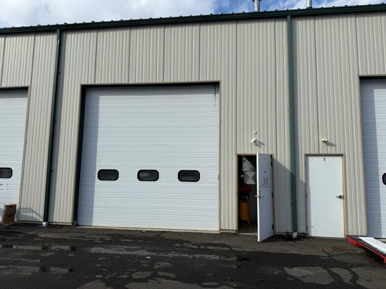 More Photos Of 2 Sand Cut Rd, Brookfield Warehouse For Lease