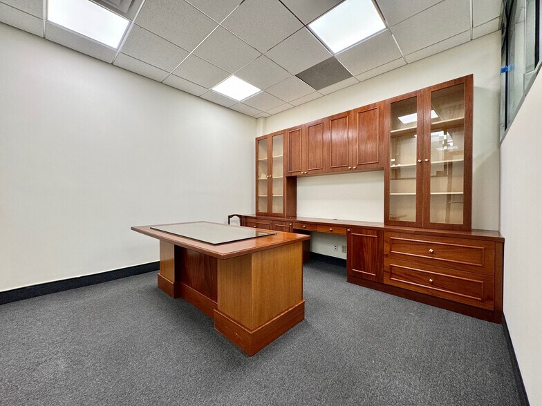 More Photos Of 25-21 49th St, Astoria Office For Lease