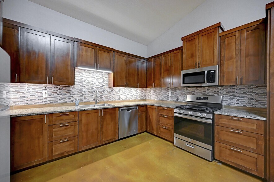 More Photos Of 1940 Magnolia Ave, Luling Self Storage For Sale