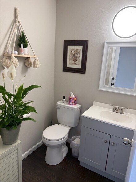 More Photos Of 425 E Center St, Manteca Office Residential For Lease