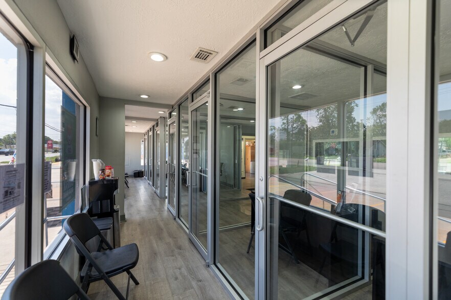 More Photos Of 510 Grand Ave, Bacliff Showroom For Lease