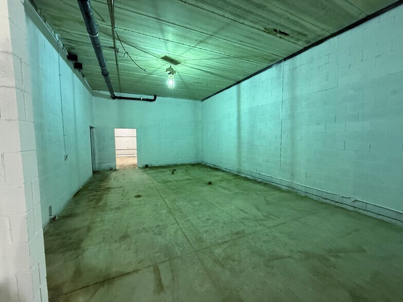 More Photos Of 1954 W Chicago Ave, Chicago Bar For Lease