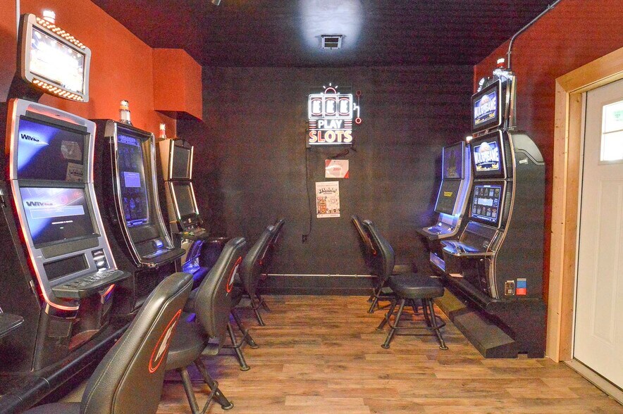 More Photos Of 402 W Deck St, New Douglas General Retail For Sale