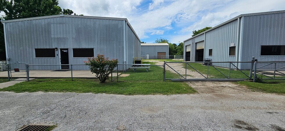 More Photos Of 130 Grand Ave, Bacliff Warehouse For Sale