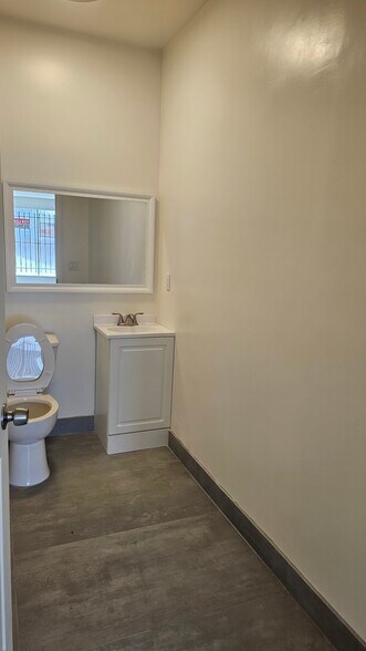 More Photos Of 701-709 E Artesia Blvd, Long Beach Storefront For Lease