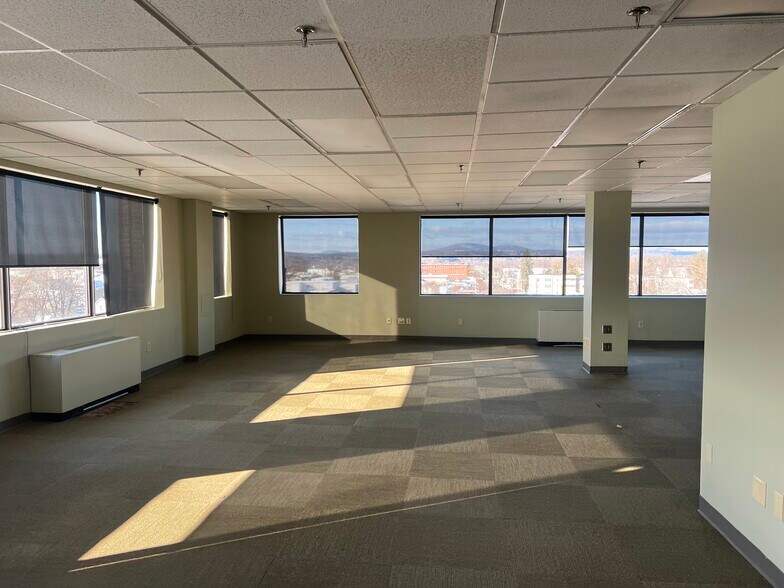 More Photos Of 228 Maple St, Manchester Office For Sale