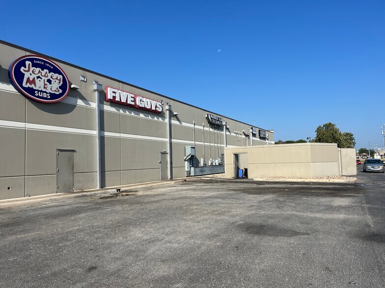 More Photos Of 8603 Highway 151, San Antonio Storefront For Lease