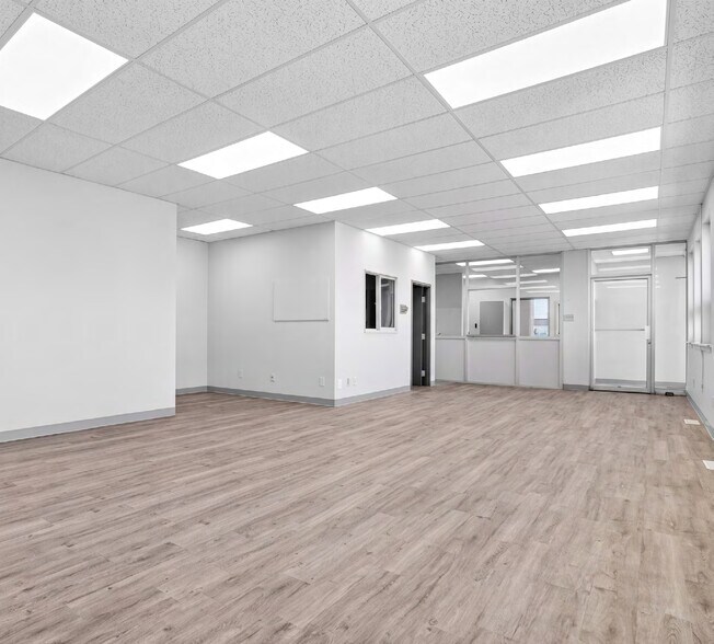 More Photos Of 1590 Boul Hymus, Dorval Distribution For Lease