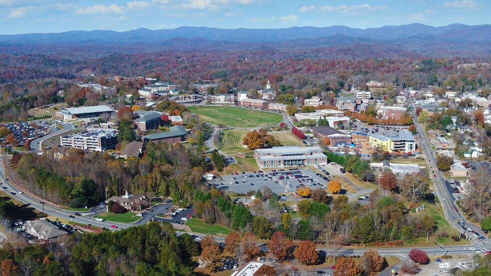 More Photos Of 20 Mountain Dr, Dahlonega Hotel For Sale