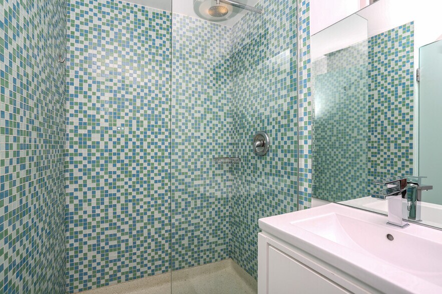 More Photos Of 225 W Baristo Rd, Palm Springs Hotel For Sale